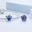 NÆRBILD AV JBX CHARM BLUE FLOWER SILVER PÅ ET ARMBÅND OG ALENE thumbnail
