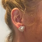 CLEOPATRA EARRINGS PÅ EN MODELLS ØRE thumbnail