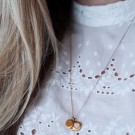 CHARMENTITY SMYKKE MED BOKSTAV ROSÈ GULL RUNDT HALSEN thumbnail