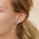 EDBLAD PURE HEART STUDS GULL båret på øret  thumbnail