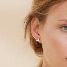 EDBLAD BRIGHT NIGHT MOON STUDS SILVER PÅ EN MODELLS ØRE thumbnail