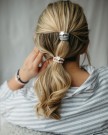 BYELOISE HÅRSTRIKK/ARMBÅND METALLISK SØLVSTJERNE LYSEBLÅT OG ROSA PÅ EN MODELLS HÅR thumbnail
