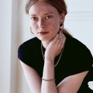 EDBLAD LOURDES TYNT GULLKJEDE BÅRET AV EN MODELL thumbnail