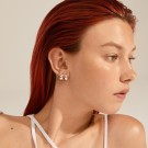PILGRIM COURAGEOUS HUGGIE HOOP EARRINGS SILVERPLATED PÅ EN MODELLS ØRE thumbnail