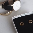TURNER STUDS GOLD PÅ SVART BAKGRUNN thumbnail