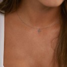EDBLAD SPIRIT CROSS NECKLACE STEEL PÅ EN MODELLS HALS thumbnail