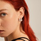 PILGRIM COURAGEOUS HUGGIE HOOP EARRINGS SILVERPLATED PÅ EN MODELLS ØRE thumbnail