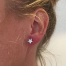 JBX ESSENTIAL CRYSTAL STAR STUD EARRINGS PÅ EN MODELLS ØRE thumbnail