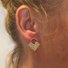 FLASHBACK EARRINGS GOLD/CLEAR på øret thumbnail