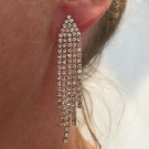 MANHATTAN DAZZLING EARRINGS PÅ EN MODELLS ØRE thumbnail