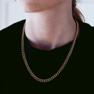 EDBLAD LOURDES TYNT GULLKJEDE BÅRET AV EN MODELL thumbnail