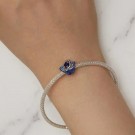 JBX CHARM BLUE FLOWER SILVER PÅ ET ARMBÅND PÅ EN MODELLS HÅNDLEDD thumbnail