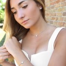 EDBLAD PURE HEART STUDDER GULL båret på øret med kjede og armbånd thumbnail