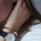TURNER STUDS GOLD PÅ EN MODELLS ØRE thumbnail