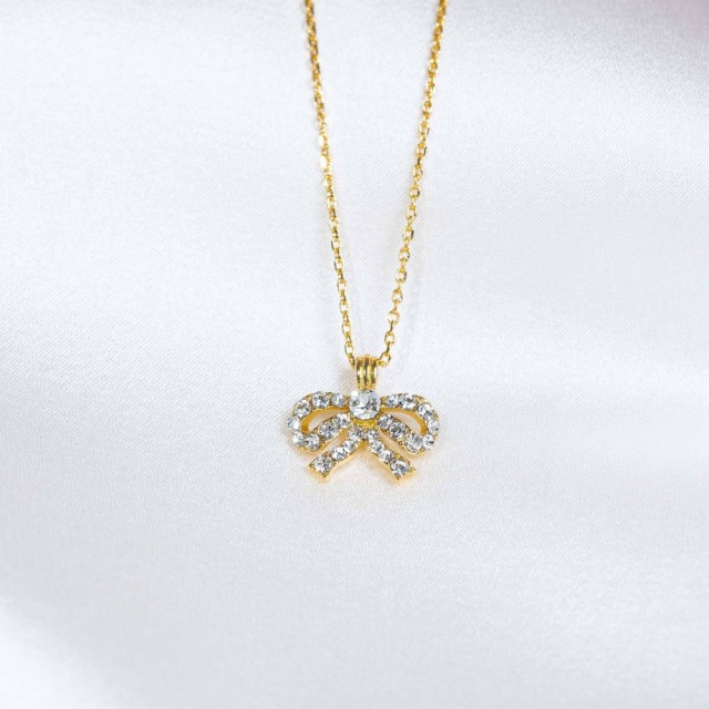 NÆRBILDE AV PETITE ANTOINETTE BOW NECKLACE GOLD