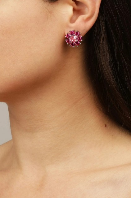 DYRBERG/KERN AUDE EARRINGS PINK PÅ EN MODELLS ØRE
