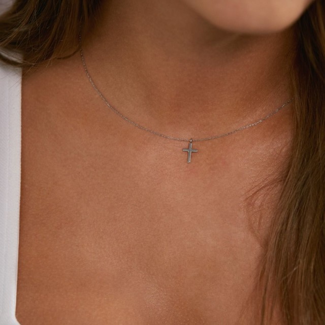 EDBLAD SPIRIT CROSS NECKLACE STEEL PÅ EN MODELLS HALS