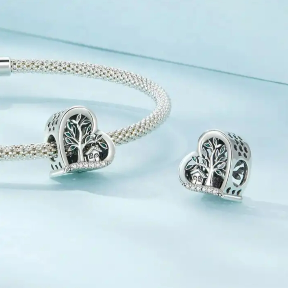 NÆRBILD AV JBX CHARM TREE OF LIFE SILVER PÅ ET ARMBÅND OG ALENE