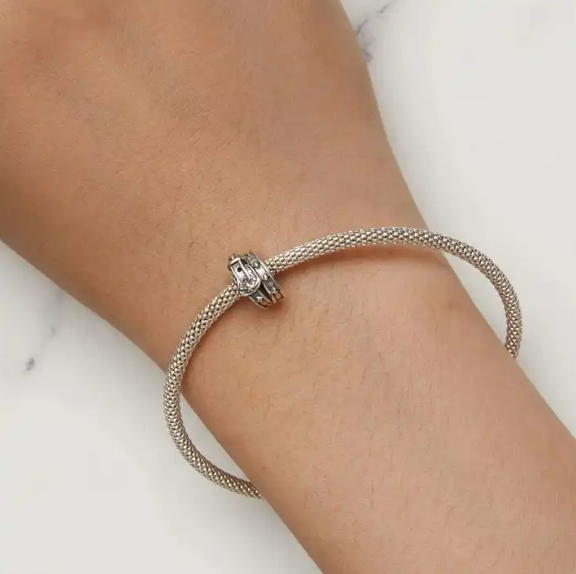 JBX CHARM BUCKLE UP SILVER PÅ ARMBÅND BLITT PÅ HÅNDEN