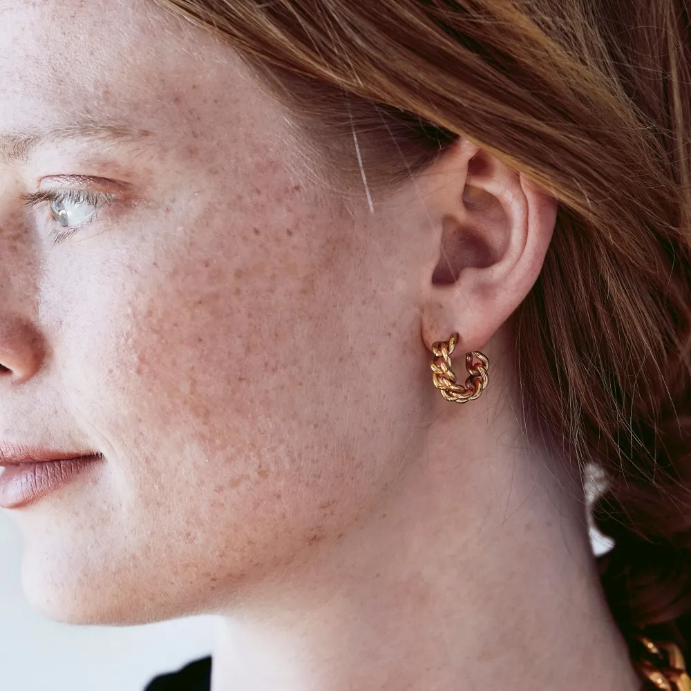 EDBLAD ØRERINGER LOURDES SØLV PÅ EN MODELLS ØRE