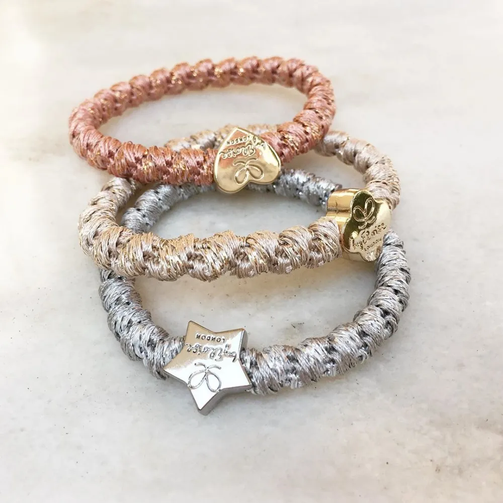 NÆRbilde av 3 GLITTERENDE SØLVFARGET HÅRSTRIKK/ARMBÅND