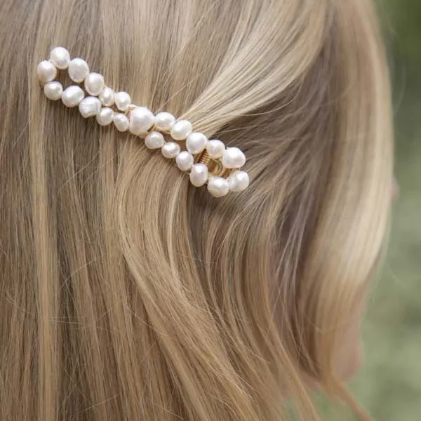PERLE HÅRKLYPE MED SLØYFE DESIGN på håret