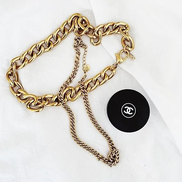 EDBLAD LOURDES GULLKJEDE LAGT SAMMEN MED ANDRE SMYKKER