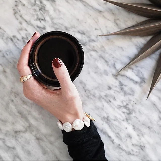 DREAM PERLEARMBÅND PÅ EN MODELLS HÅND