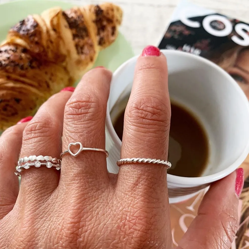 WAVE RING STERLING SILVER PÅ EN MODELLS HÅND