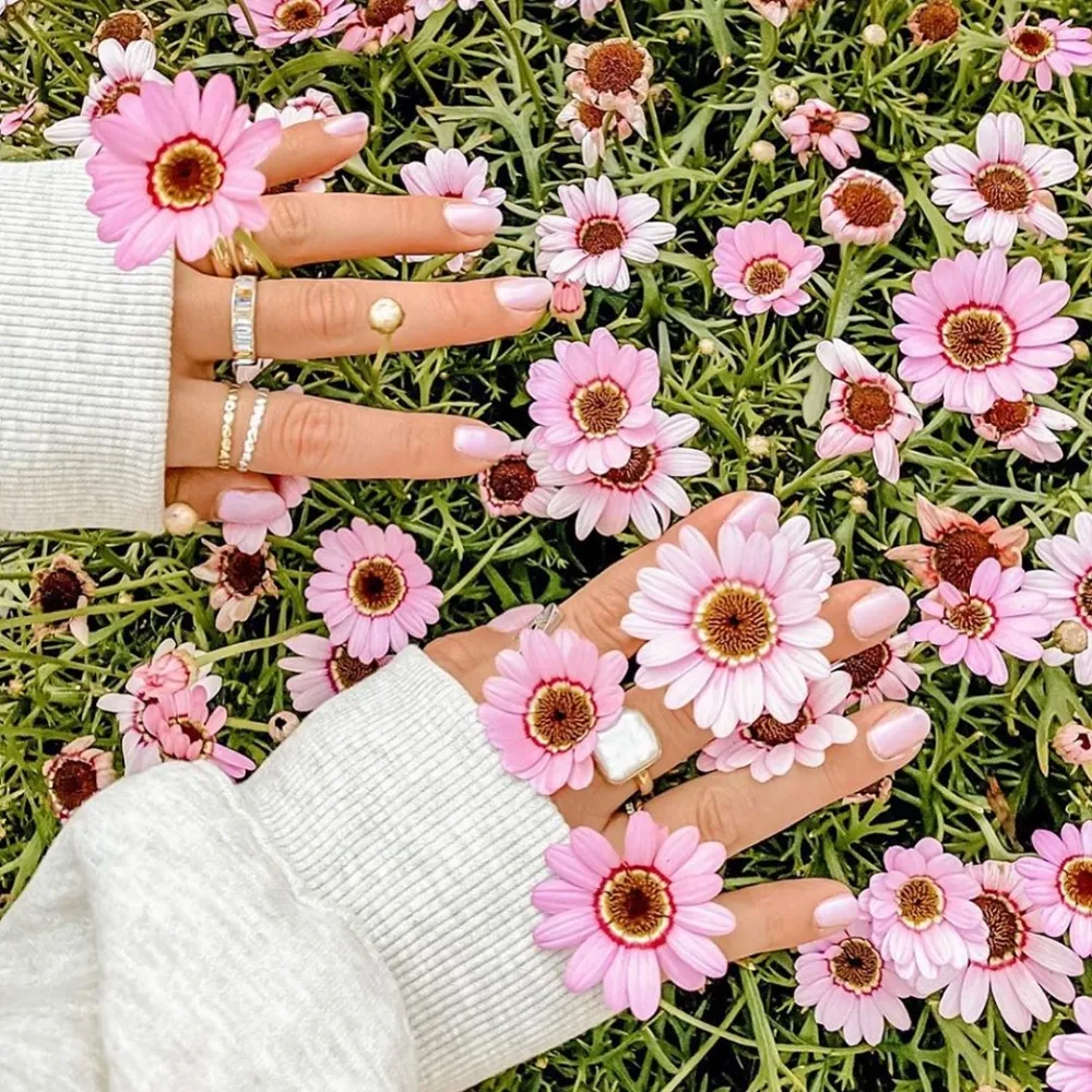 SWEETHEART RING I STERLINGSØLV I EN LIVSSTILSINNSTILLING MED BLOMSTER