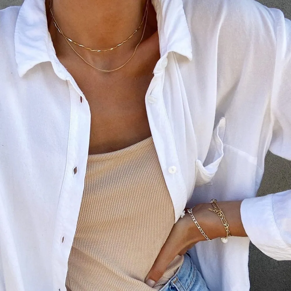 PILGRIM LENKE ARMBÅND DALE SØLVBELAGT PÅ EN MODELLS HÅNDLEDD