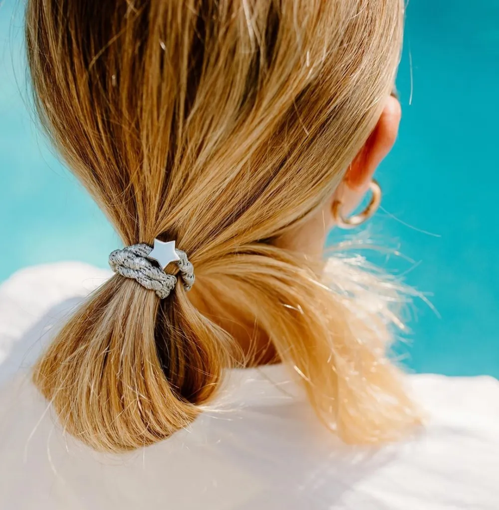 GLITRENDE SØLVFARGET HÅRSTRIKK/ARMBÅND PÅ HÅRET