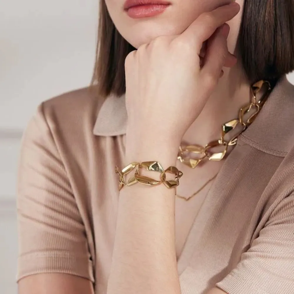 EDBLAD ARMBÅND KARLA MULTI 14K FORGYLT STÅL PÅ EN MODELLS HÅNDLEDD