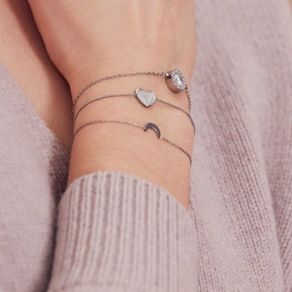 EDBLAD MÅNE ARMBÅND BRIGHT NIGHT STEEL PÅ EN MODELLS HÅND