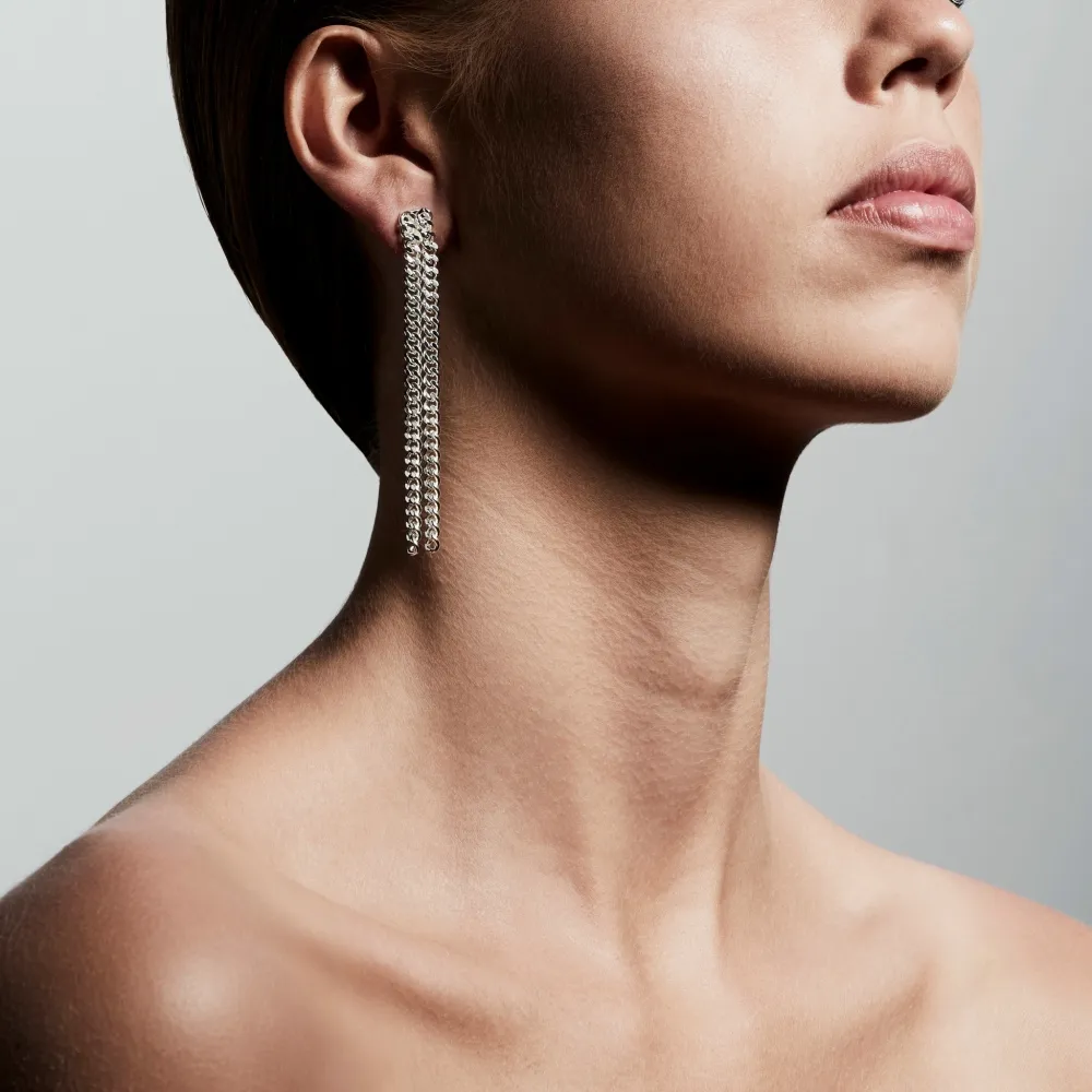 PILGRIM CHAIN EARRINGS GUDRUN SILVER båret på øret 