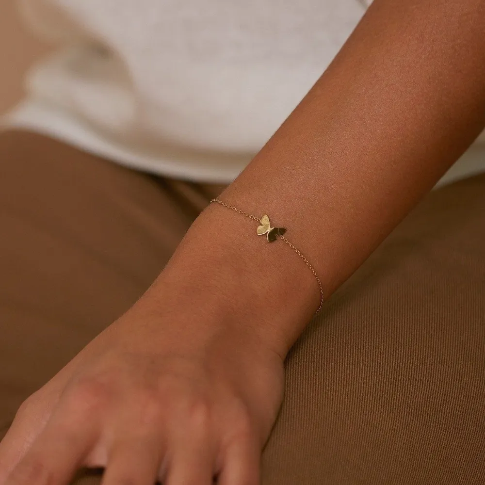 EDBLAD PAPILLON BUTTERFLY BRACELET GOLD på hånden