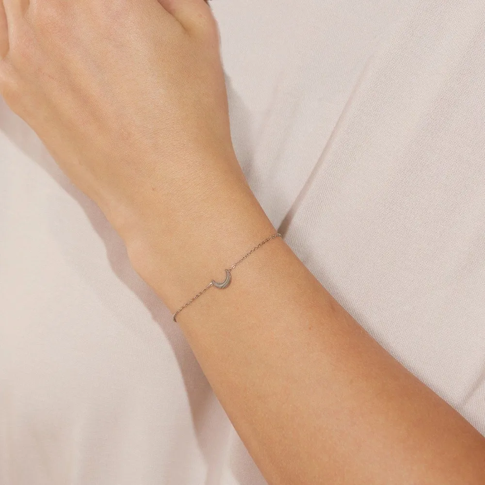 EDBLAD MÅNE ARMBÅND BRIGHT NIGHT STEEL PÅ EN MODELLS HÅND