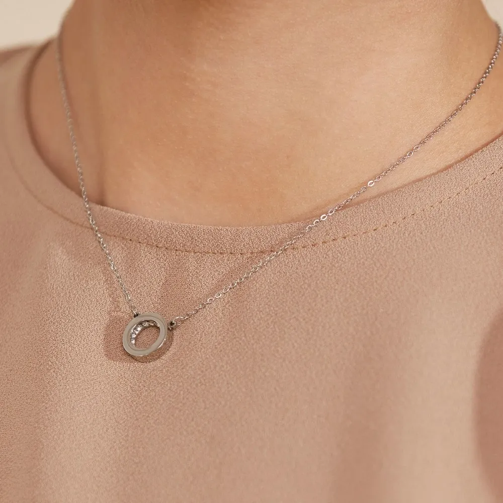 MONACO HALSKJEDE STÅL båret på halsen - krem bakgrunn