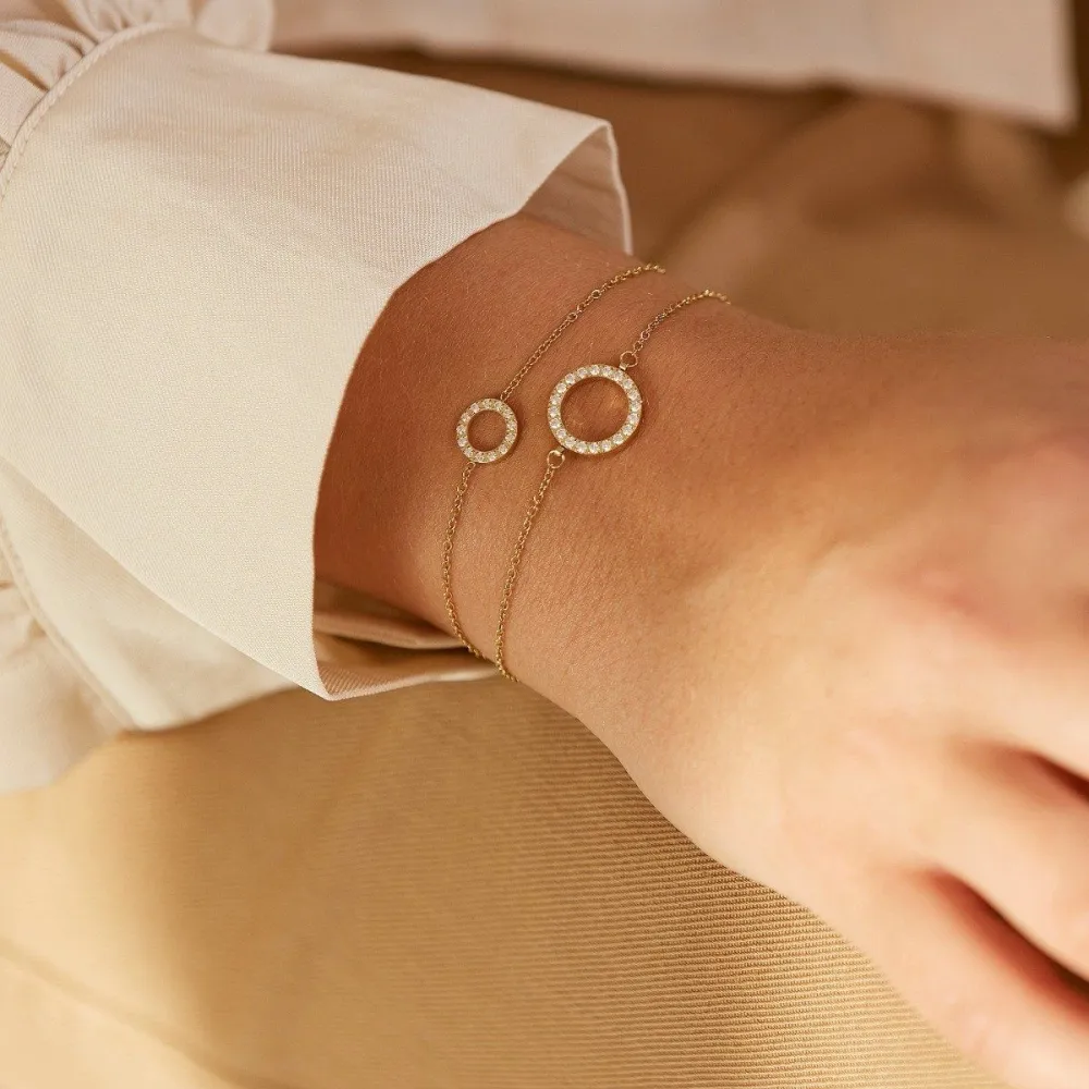 EDBLAD GLOW ARMBÅND MINI GOLD bæres for hånden