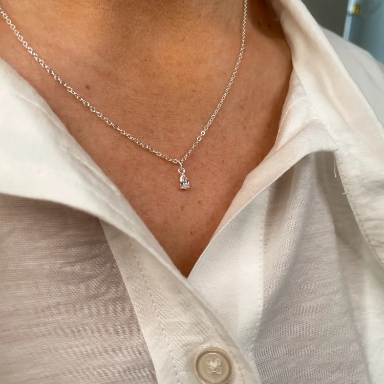 SNÖ CAMILLE SMALL PENDANT NECKLACE SILVER/CLEAR PÅ NAKKEN