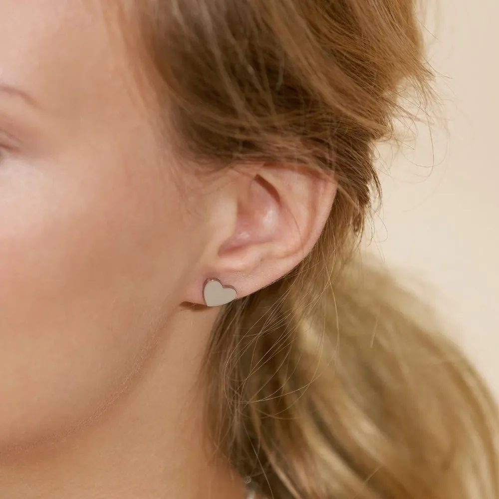 EDBLAD PURE HEART STUDS GULL båret på øret 