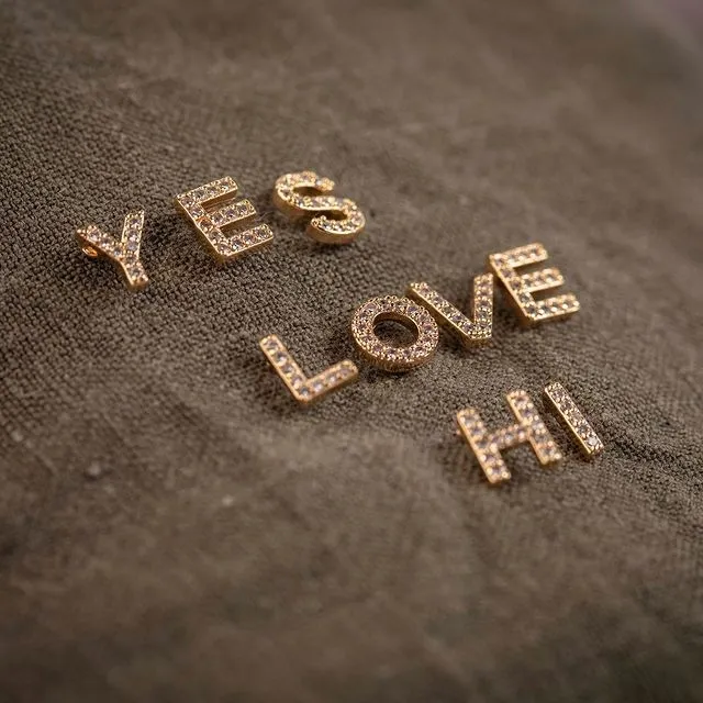 MANGE BOKSTAV ØREDOBBS SAMMEN