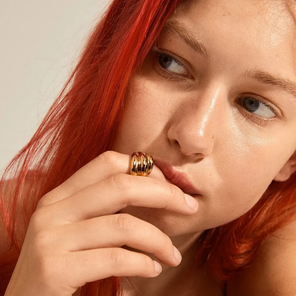 Pilgrim Courageous twirl deco ring goldplated bæres på pekefingeren