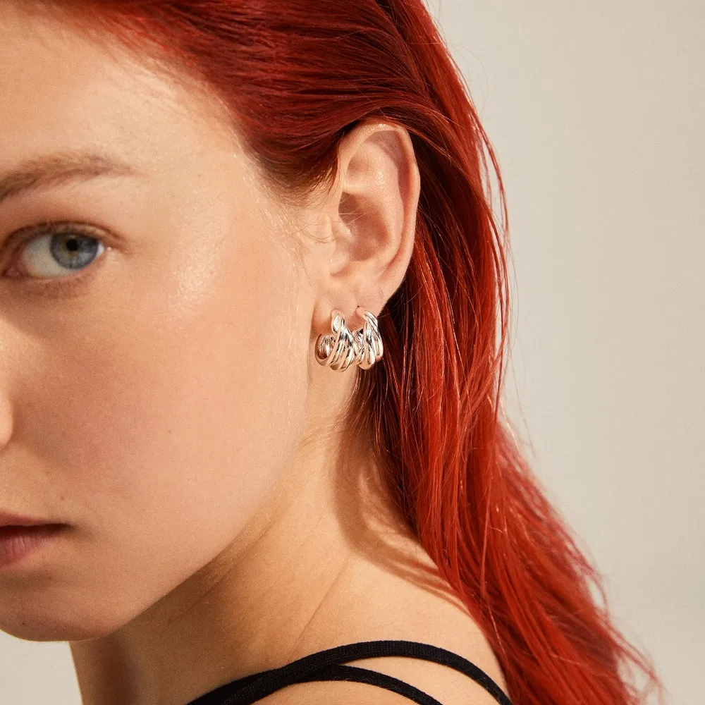 PILGRIM COURAGEOUS HUGGIE HOOP EARRINGS SILVERPLATED PÅ EN MODELLS ØRE