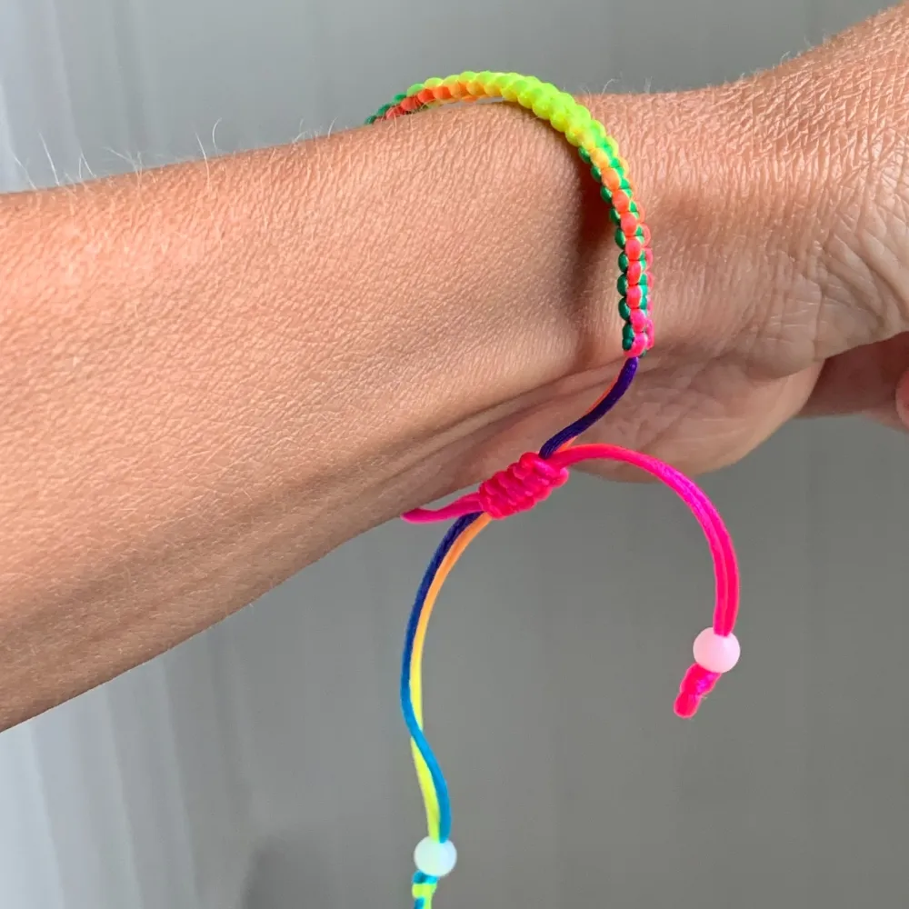JBX MULTICOLORED BRACELET ON A MODEL'S WRIST
