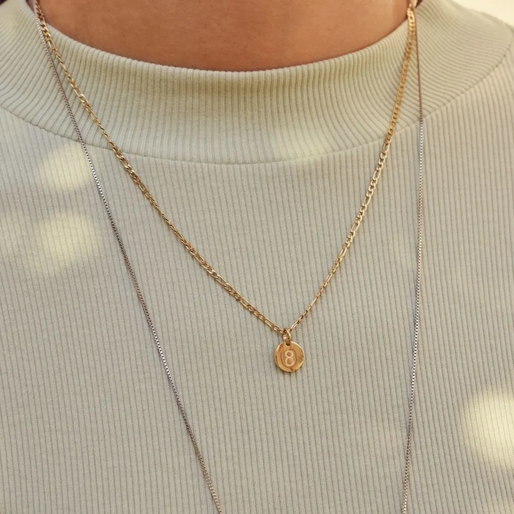 EDBLAD CHARMENTITY CHAIN FIGARO 50 CM GOLD PÅ NAKKEN