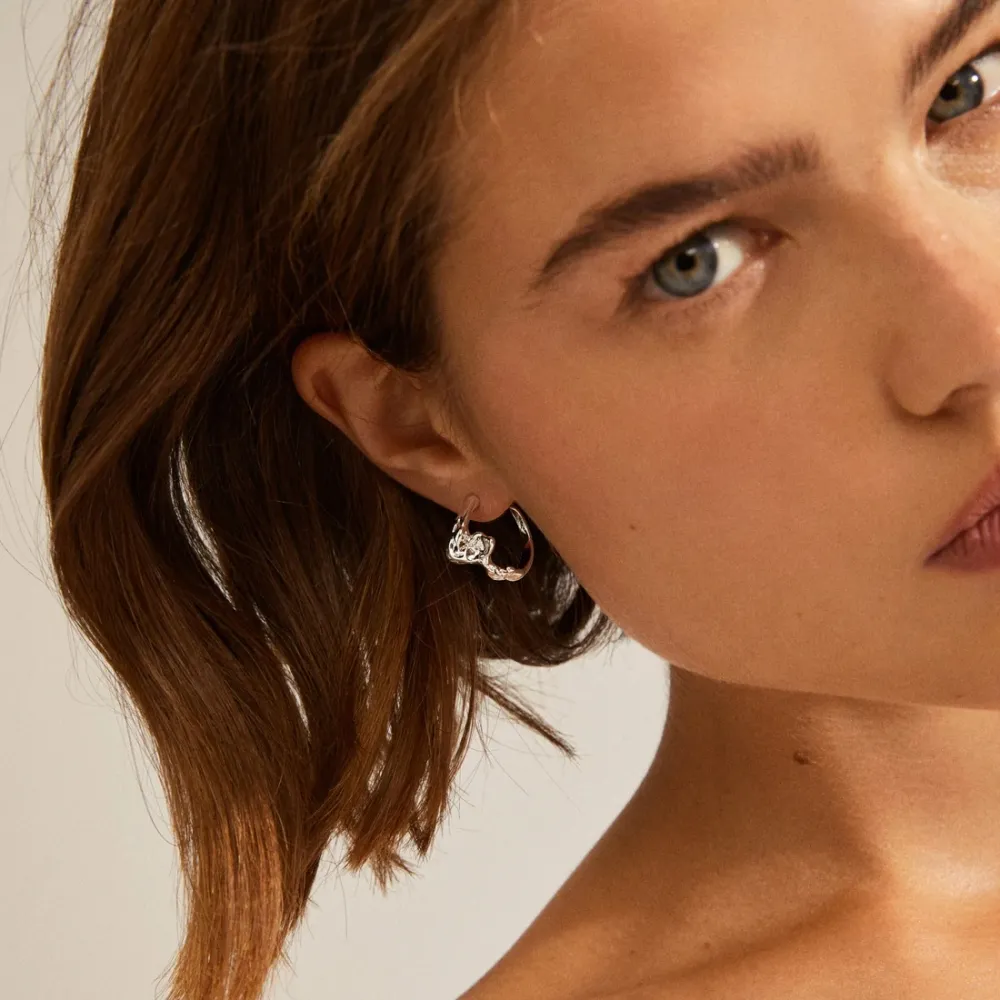 PILGRIM TESS ORGANIC SHAPED HOOP EARRINGS SILVERPLATED på øret