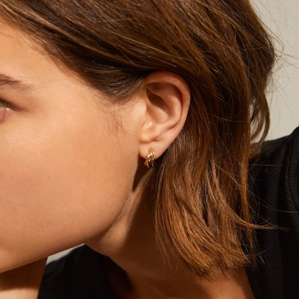 PILGRIM JONNA TWIRL HUGGIE HOOP EARRINGS PÅ ØRE