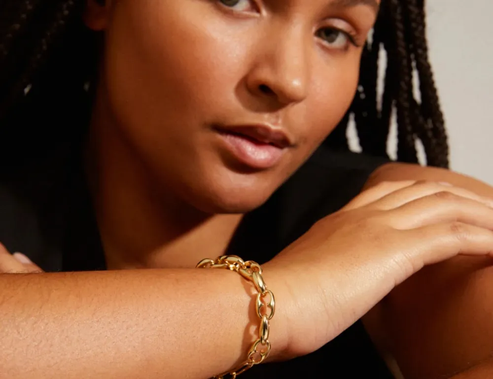 PILGRIM PACE BRACELET GOLDPLATED på hånden for kvinnelige nærbilde