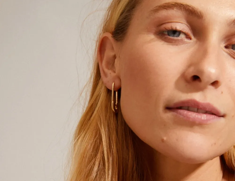 PILGRIM PACE EARRINGS GOLDPLATED PÅ ØRE